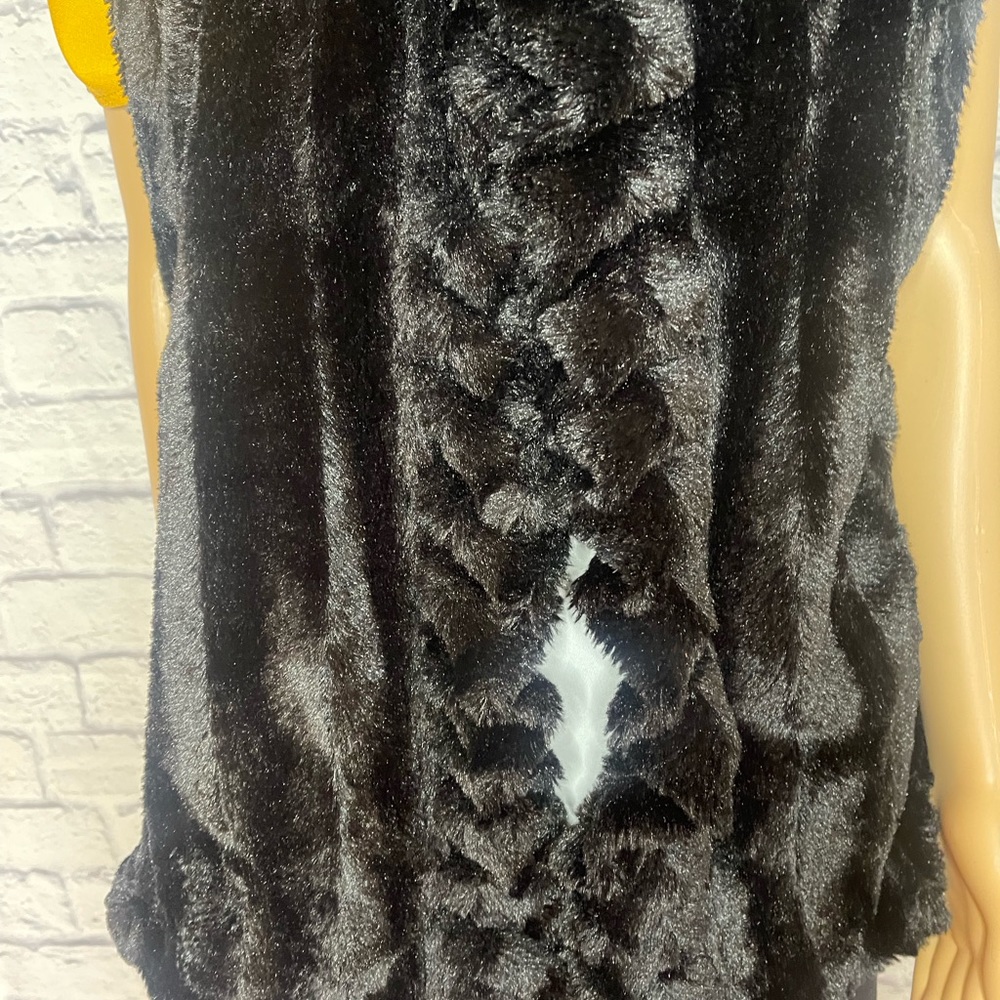 New directions Black Faux Fur Vest Size L Super Soft Button Closure Ruffle Lined - Picture 2 of 16